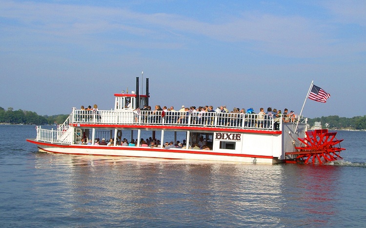 Sternwheel boat