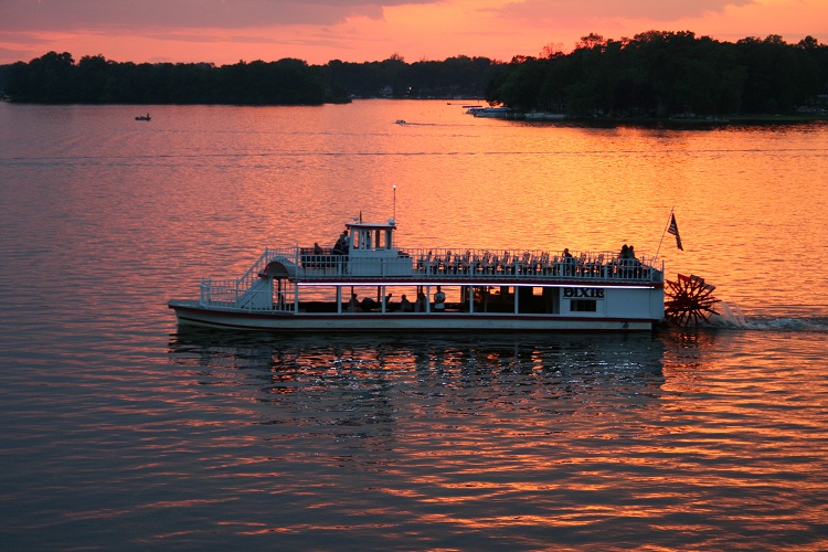 The Dixie riverboat