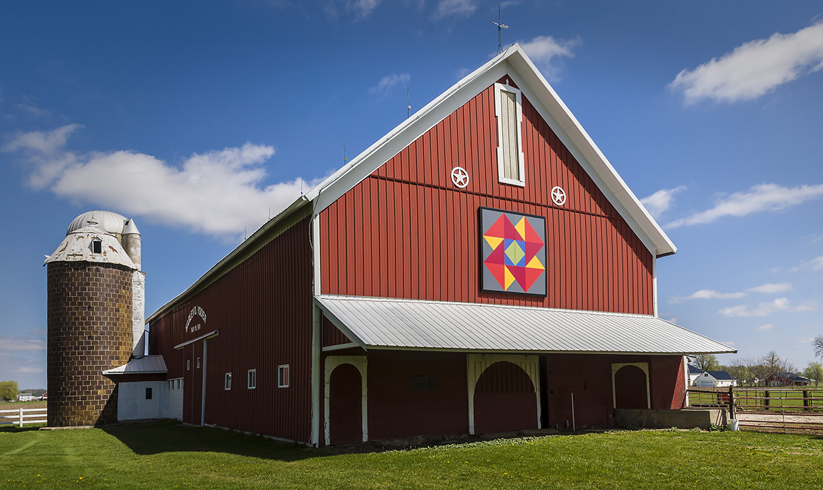 Red barn quilt
